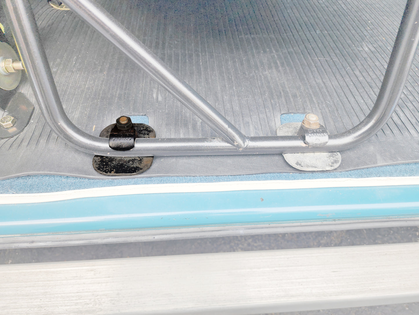 Bus 52-72 Seat Clamp Kit, Middle Seat to Floor 4pc